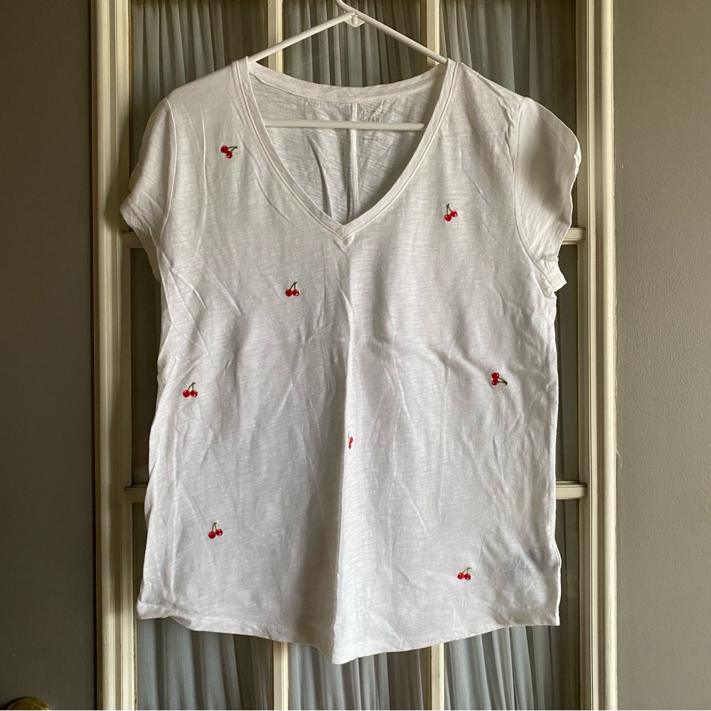 NWT gap white Vneck with embroidered cherries